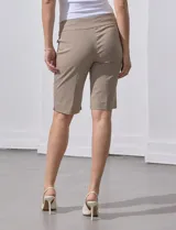Bermuda color lila de gabardina elastizada, marca Zac & Rachel.