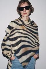 Pañuelo rectangular de modal con estampado de cebra en tonos beige y negro, y terminaciones desflecadas.