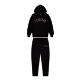 Conjunto deportivo negro de felpa, con sudadera y pantalón a juego, estampado frontal distintivo de la marca.