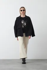 Remera blanca de manga corta con cuello redondo y bordado floral en relieve de color beige claro en el frente.