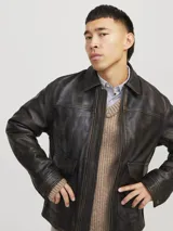Chaqueta de cuero marrón con cuello biker y cierre con cremallera.