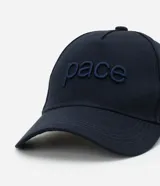 Gorra azul marino de sarga con ala curva y bordado frontal con la palabra "pace".
