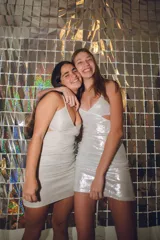 Vestido plateado con corte bajo el busto, abertura en la cintura y espalda descubierta. Se ata al cuello con dos tiras finas.