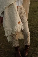 Pantalón de pana beige con estampado floral, corte recto y cintura alta.