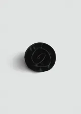 Accesorio para el pelo negro con forma de rosa de tela satinada.
