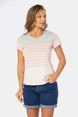 Remera de manga corta con cuello redondo, con rayas horizontales en color celeste y blanco en la parte superior y color azul en la parte inferior.