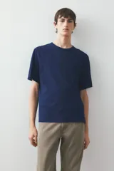 Remera azul marino de corte recto y cuello redondo.