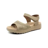 Sandalias bajas color beige con plataforma, tira ancha sobre el empeine con calados y tira con velcro en el tobillo.