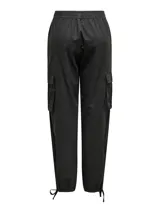 Pantalones cargo color gris oscuro, de corte holgado con cintura y bajos elásticos. Diseño funcional con bolsillos cargo.