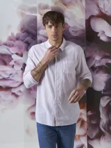 Camisa de manga larga color rosa con rayas verticales blancas, cuello clásico y bolsillo en el pecho. Cierre frontal con botones.