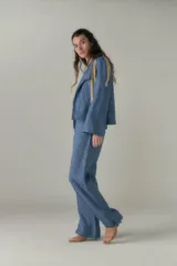 Chaqueta corta roja con mangas ranglán y cuello smoking.