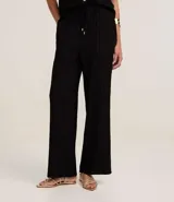 Pantalón recto fluido de chiffon texturizado color negro, con cintura alta, elástico y lazo ajustable.