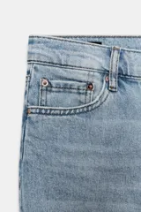 Jeans de tiro medio con corte flare y largo cropped. Presentan diseño de cinco bolsillos, trabillas en la cintura, raya planchada en el delantero y bajo desflecado. Cierre frontal con cremallera y botón.