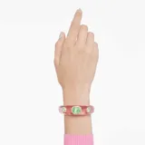 Brazalete abierto multicolor con banda rosa y cristales verdes, con montura de baño en tono oro.