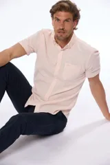 Camisa celeste de lino y algodón, de manga corta, con cuello abotonado y bolsillo en el pecho.
