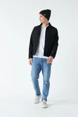 Campera de gamuza negra con cuello medio y bolsillos tipo cartera.