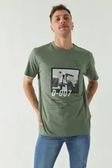 Remera gris de manga corta con estampa fotográfica de un edificio enmarcada en un cuadrado negro.