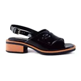 Sandalias bajas color beige de charol, con tira ancha sobre el empeine, tira trasera con hebilla y taco cuadrado de madera.