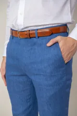 Pantalón de vestir de lino color beige, corte slim fit, con bolsillos laterales y traseros.