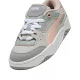Championes urbanos Puma modelo 180, color beige con detalles en blanco, confeccionados en gamuza y malla, con logo Puma en los laterales.