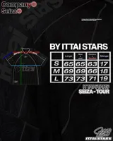 Camiseta negra con estampado de logos en gris y blanco, cuello redondo y mangas cortas. Diseño con ribetes blancos en cuello y mangas.