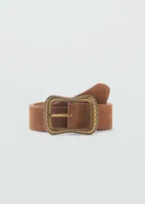 Cinturón marrón de cuero con hebilla metálica rectangular con diseño labrado.