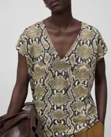 Camiseta de lino con estampado de piel de serpiente, cuello en V y mangas cortas.