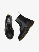Bota de caña media negra, con cordones y suela cosida en amarillo. Fabricada con material sintético vegano Felix Rub Off, con suela resistente al aceite y la grasa, antiabrasión y antideslizante.