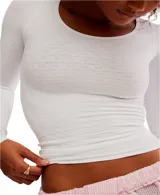 Top blanco de manga larga, textura suave y elástico con escote redondeado.