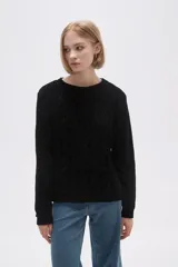 Sweater marrón de punto con textura trenzada, cuello redondo y mangas largas.