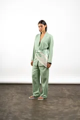 Pantalón verde menta de lino, de corte palazzo y tiro alto.