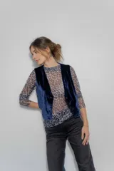 Remera mediopolera de microtul con estampado animal print en tonos azules y grises.