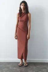 Vestido midi marrón de tejido de punto, con cuello redondo, sin mangas, drapeado en el lateral y abertura en la espalda.