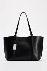 Bolso negro tipo shopper con asa de hombro, detalle de colgador y bolsillo interior maxi. Cierre mediante imán.