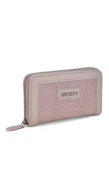 Billetera mediana color rosa con textura croco, cierre alrededor y logo Lincoln's en el frente.