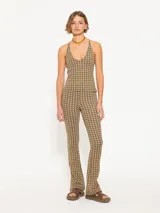 Pantalón de tiro alto con estampado geométrico en tonos beige y negro, de corte ajustado y acampanado en el ruedo.