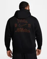 Campera negra con capucha y cierre frontal, con logo de Nike bordado en blanco en el puño izquierdo y una letra N grande en el pecho con borde naranja y relleno azul.