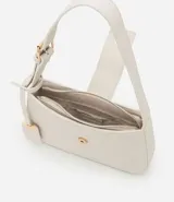 Cartera baguette pequeña color marrón con textura en relieve, correa ajustable, cierre con cremallera y solapa con detalle de colgante.