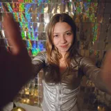 Top plateado de manga larga con delantero drapeado, vivos y escote en V.