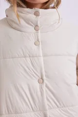 Chaleco puffer negro con cierre frontal con botones a presión y cuello alto.