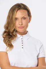 Polo azul marino de piqué con botones personalizados y mangas cortas.