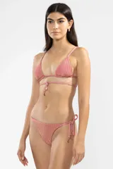 Conjunto de bikini rosa con textura acanalada. El corpiño es de triángulo con tirantes finos y detalle de volados en el borde inferior. La bombacha es de corte clásico con tiras laterales ajustables.