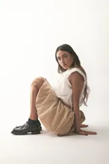 Zapatos Mary Jane color marrón con textura de cocodrilo, hebilla dorada y suela track.