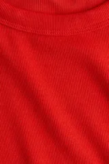 Remera roja de punto acanalado, corte entallado, cuello redondo y mangas cortas.