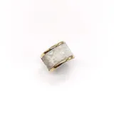 Anillo ancho de plata 925 con textura satinada y bordes de oro.