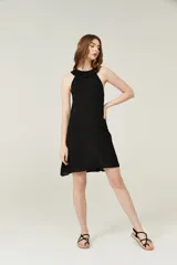 Vestido corto negro con cuello halter y volados.