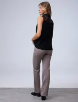 Blusa azul marino de encaje sin mangas, con cuello camisero y lazo al cuello.