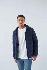 Campera puffer azul marino de nylon para hombre, con capucha, bolsillos con cierre y logo estampado en el pecho.