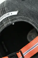 Gorra de béisbol color beige con logo bordado en el frente.