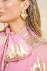 Aros dorados con forma de helecho.